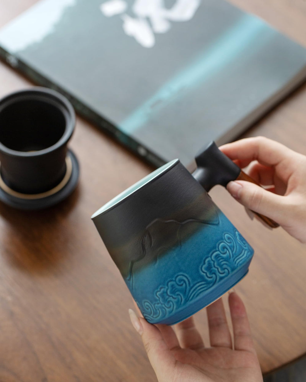 ZENS tasse en usage pendant l'infusion pour scène d'arôme et moment calme
