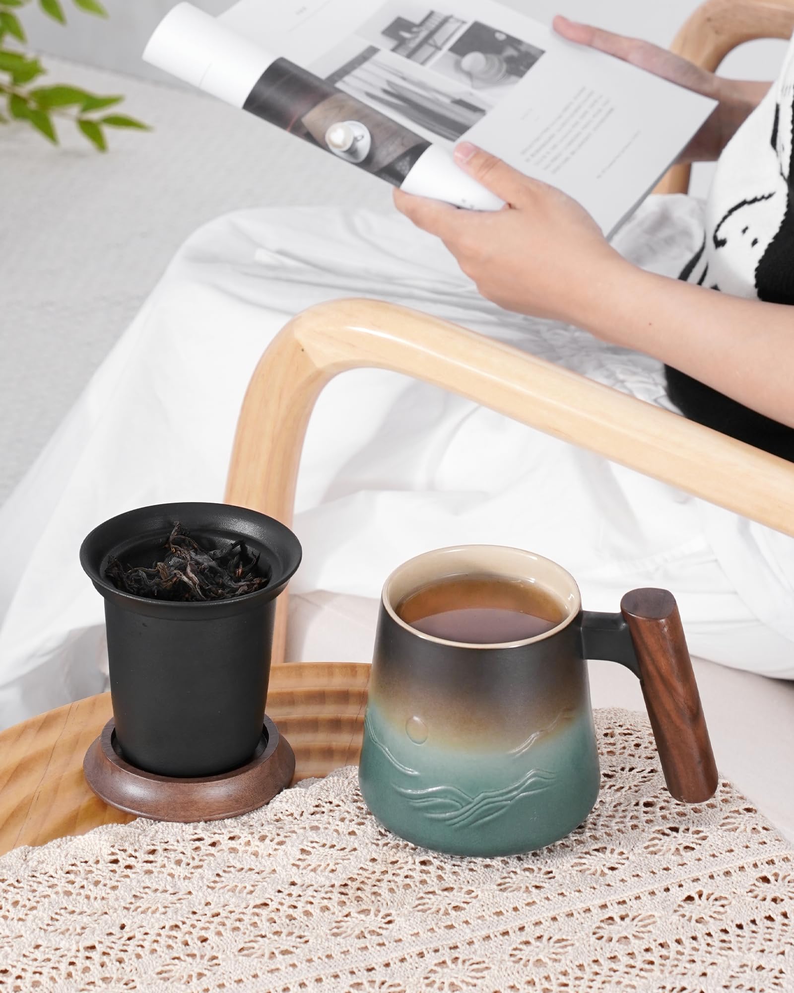 ZENS gros plan glaçure texturée mate bleue avec motif montagne, fini artisanal