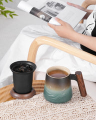 ZENS gros plan glaçure texturée mate bleue avec motif montagne, fini artisanal