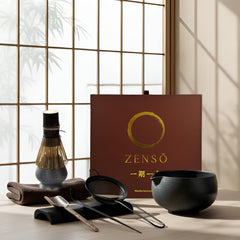 Zenso coffret complet devant montrant les huit pièces et facilitant la cérémonie