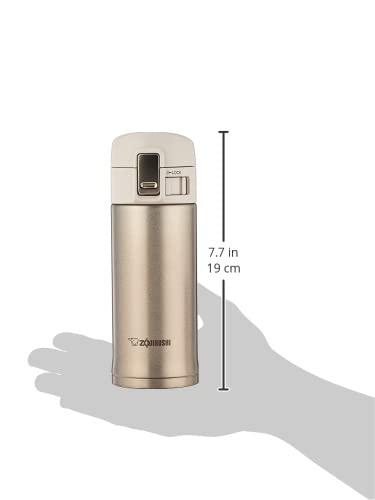 Zojirushi mug à côté d'une main pour montrer capacité et compacité