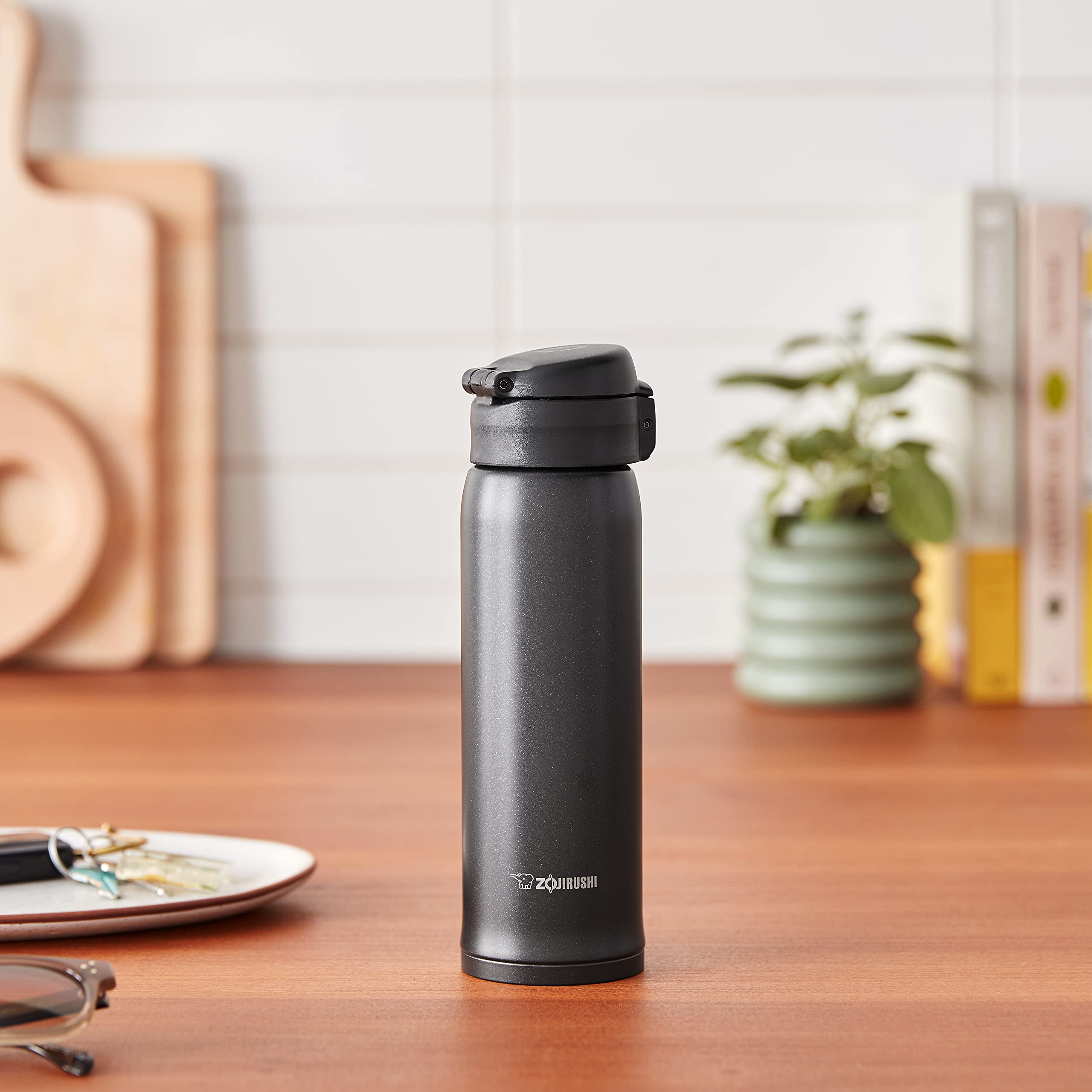 Zojirushi mug à côté d’une tasse pour comparer la taille