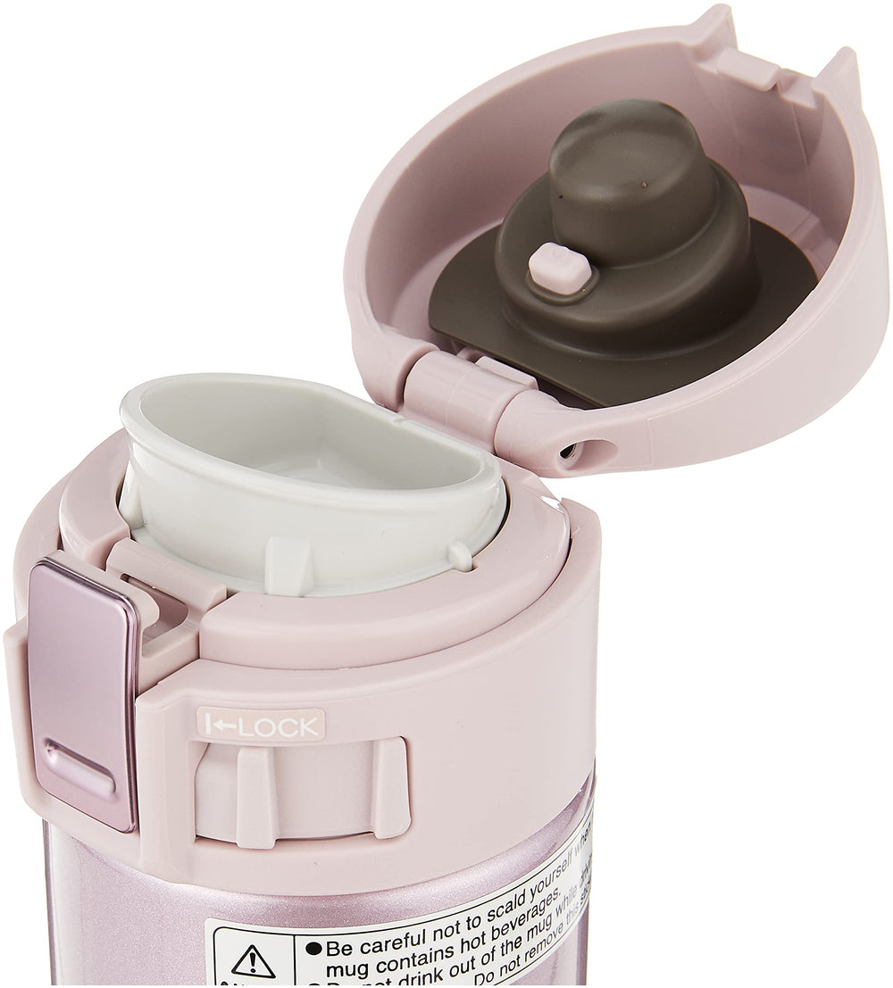 Zojirushi mug en main illustrant transport sûr et verrouillage