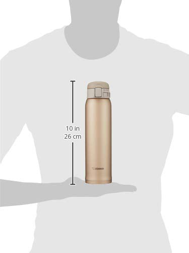 Zojirushi mug posé sur un bureau avec boisson chaude durable