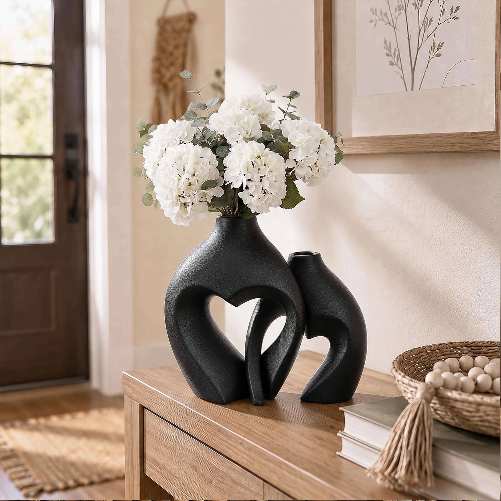 Zormon vases intégrés dans salon créant une ambiance chaleureuse et chic
