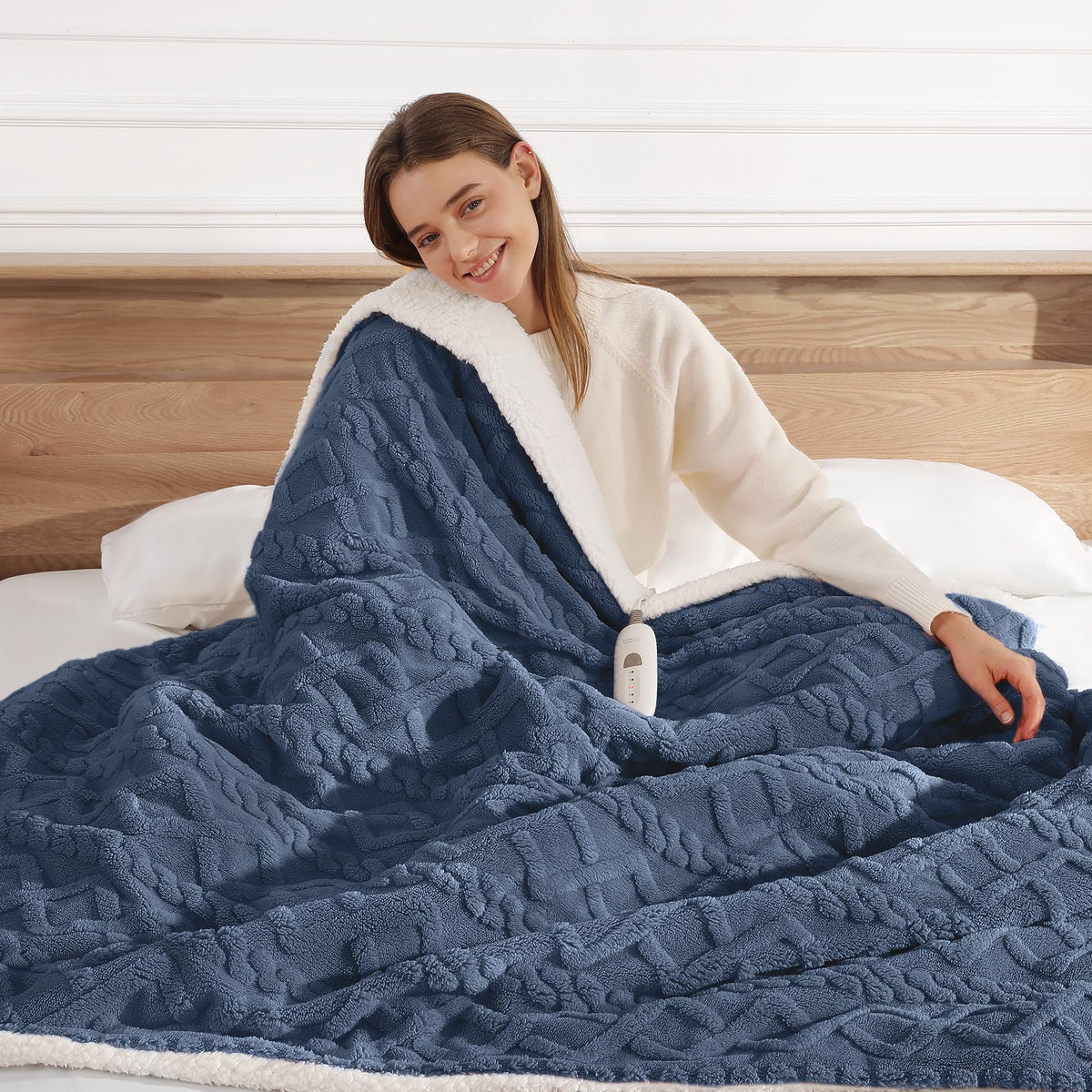 Zorvixia plaid chauffant bleu marine posé sur canapé, chaleur ciblée confortable