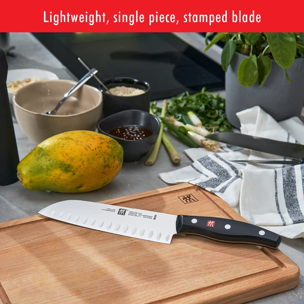 ZWILLING comparaison d'échelle près d'une planche pour dimension réelle