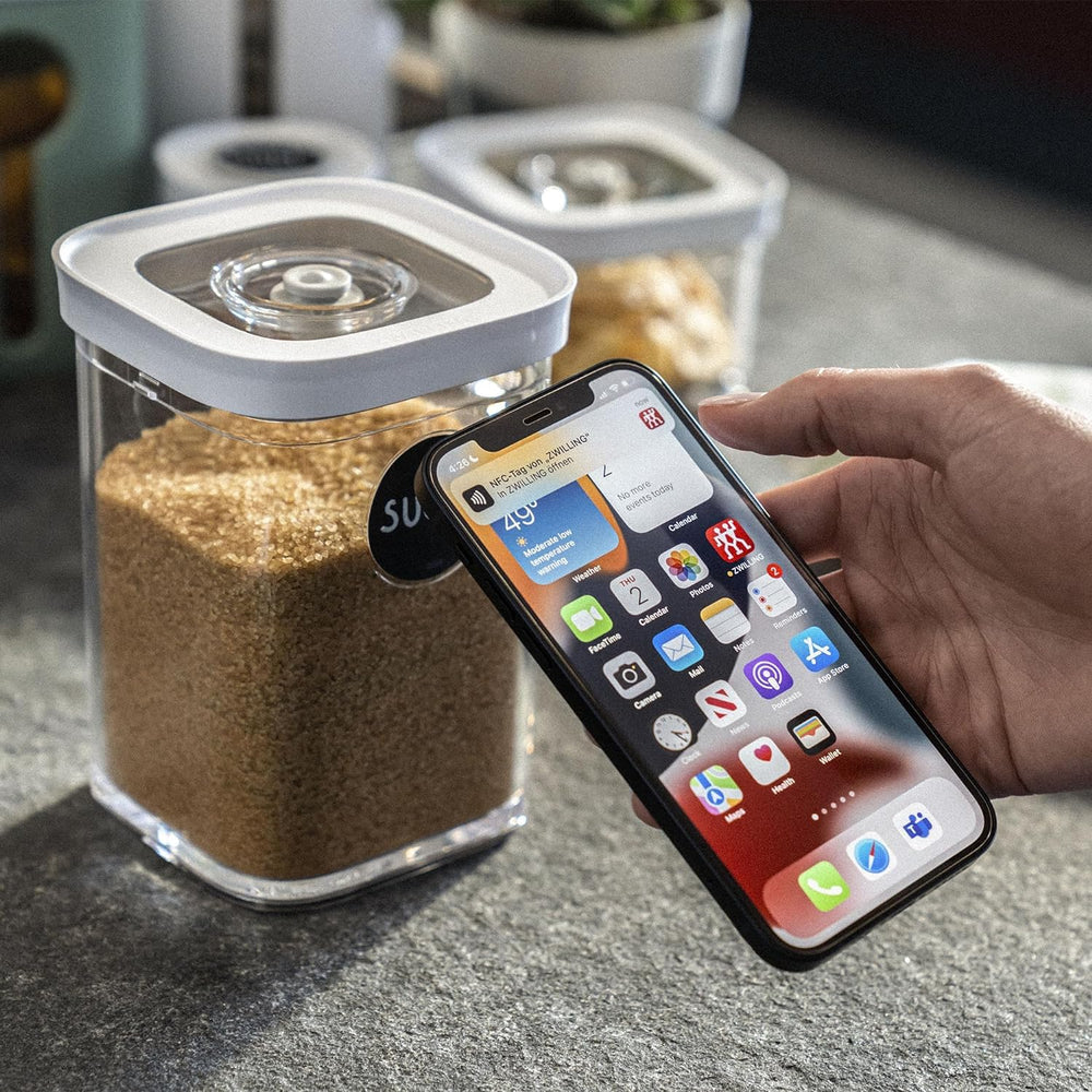 ZWILLING comparaison taille à la main pour évaluer capacité