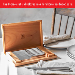 ZWILLING ensemble de 8 couteaux posé sur table, parfait pour dîners