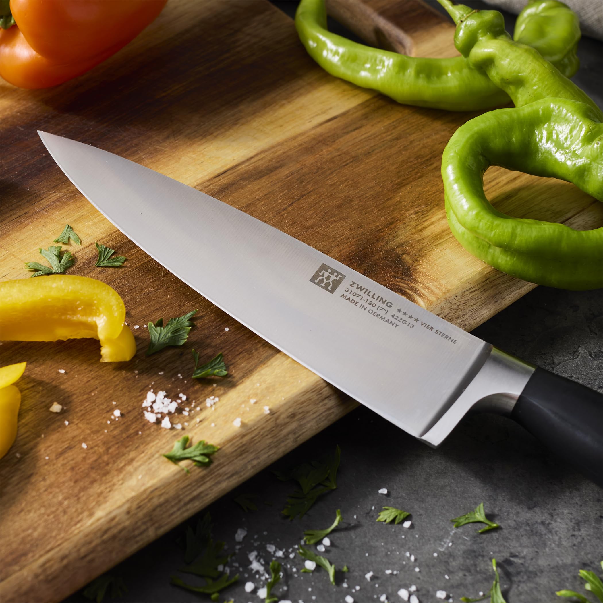 ZWILLING comparaison taille 18 cm montrant échelle pratique