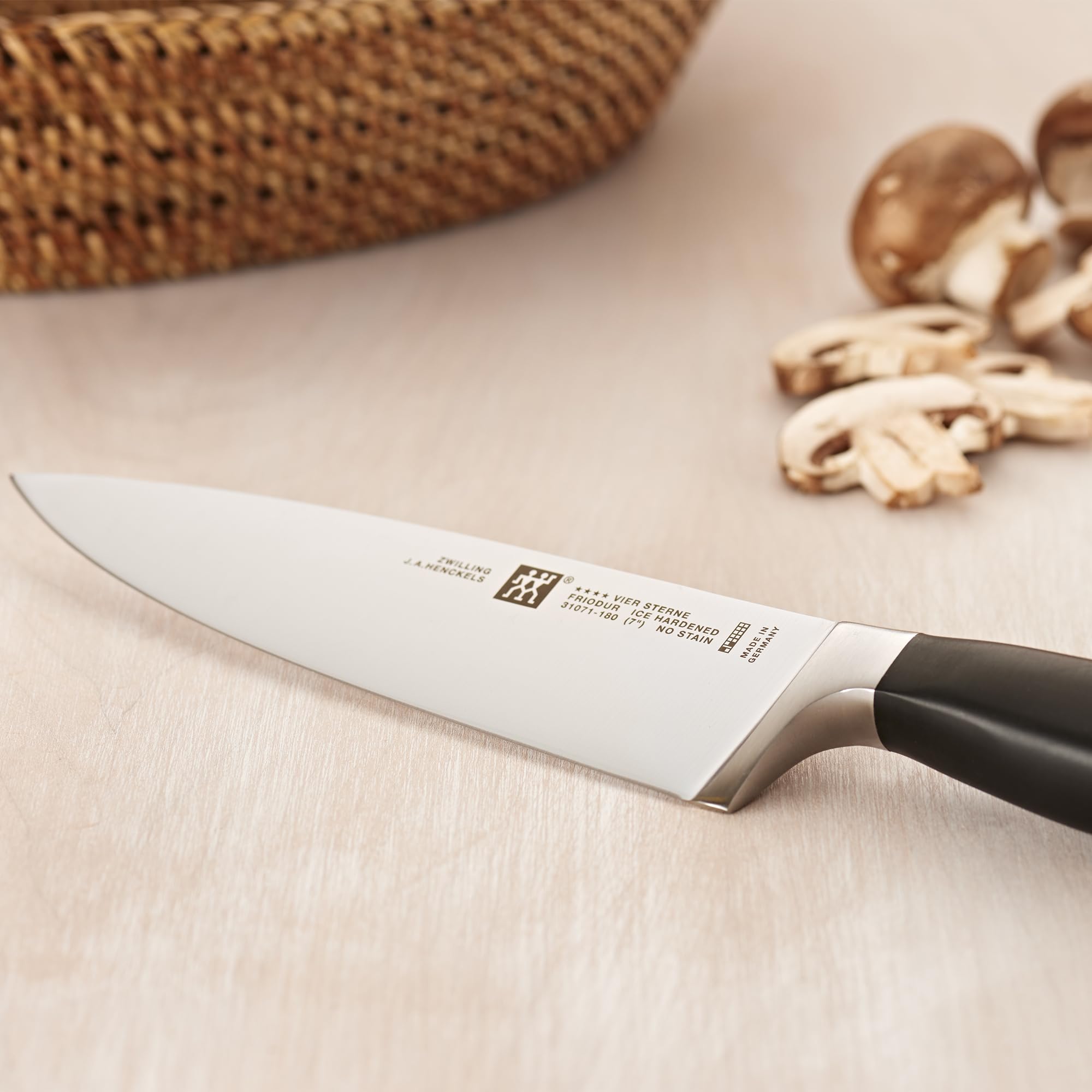 ZWILLING couteau en cuisine lifestyle illustrant usage quotidien