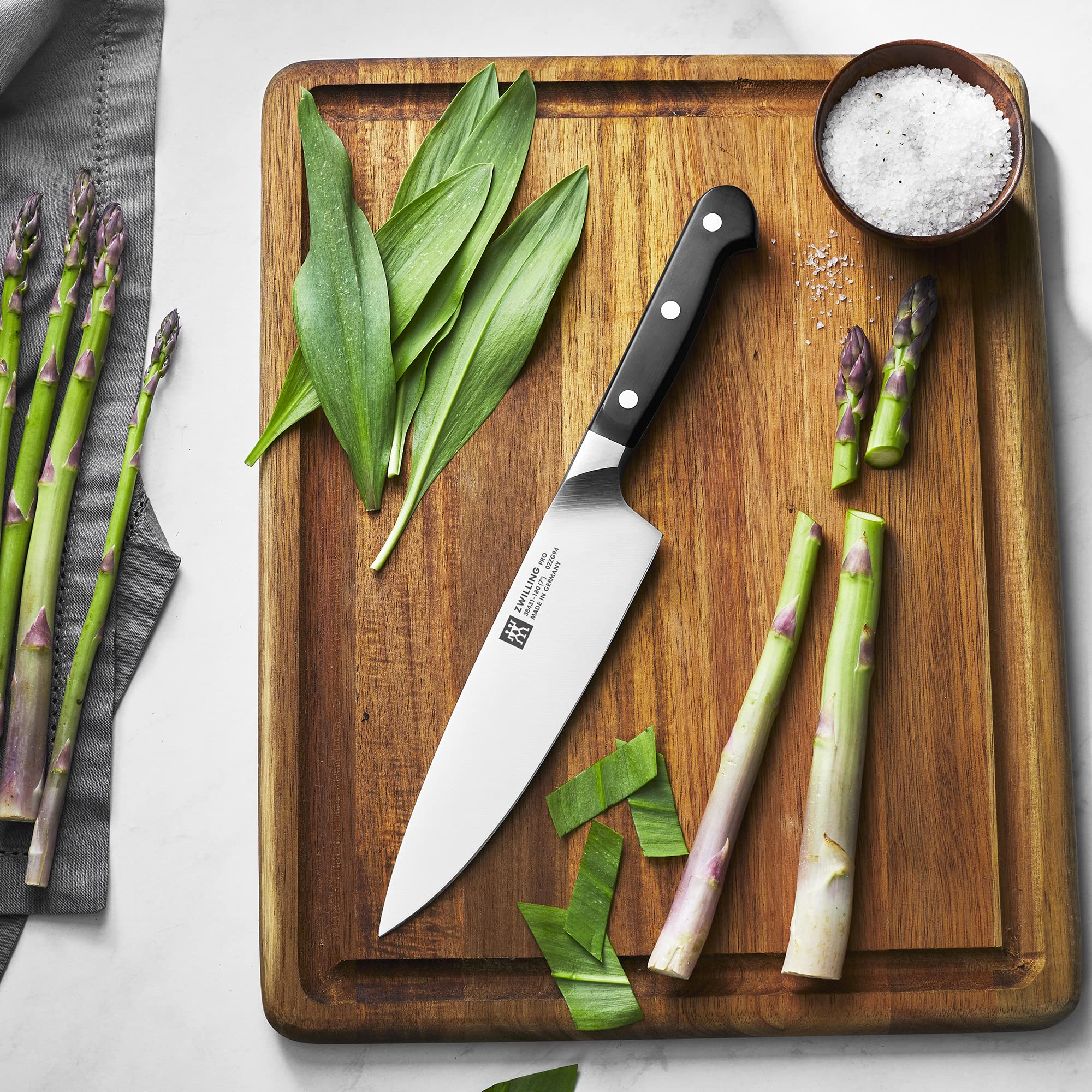 ZWILLING Pro gros plan de la lame tranchante affichant netteté et durabilité