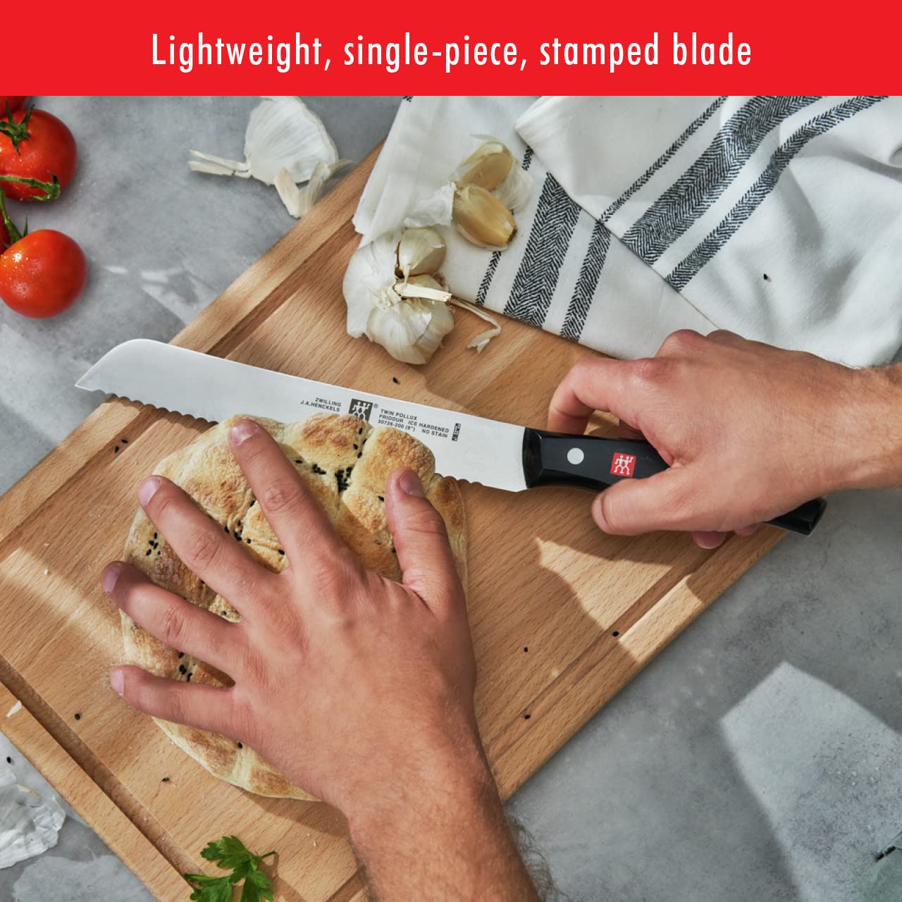 ZWILLING couteau en action découpant baguette sans écraser mie